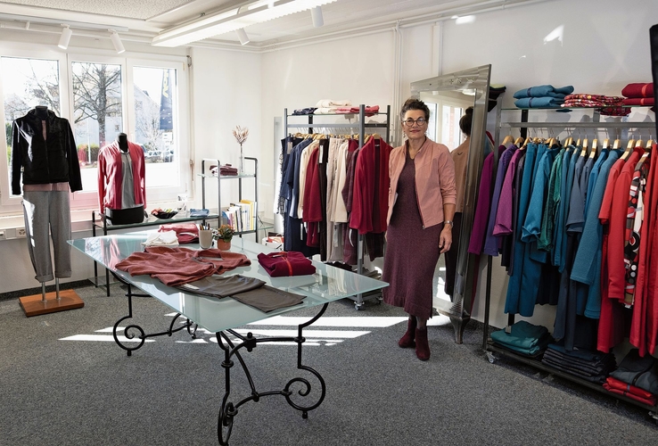 Hanna Lukes produziert alle Kleider ihrer Kollektion selbst. (Bild zvg)