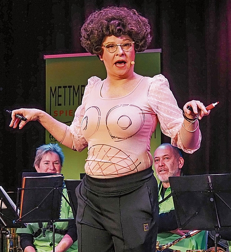 Regula Esposito berichtete detailliert über den Versuch, Fettpolster beim Schönheitschirurgen entfernen zu lassen – und malte den Prozess Schritt für Schritt auf ihr rosa T-Shirt auf. (Bilder Regula Zellweger) Regula Esposito berichtete detailliert über den Versuch, Fettpolster beim Schönheitschirurgen entfernen zu lassen – und malte den Prozess Schritt für Schritt auf ihr rosa T-Shirt auf. (Bilder Regula Zellweger)