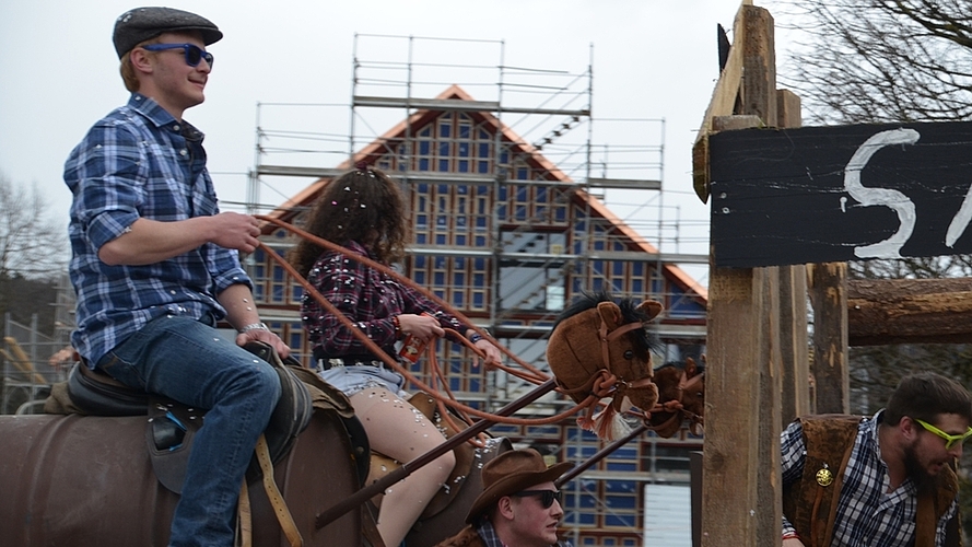 Zweimal Cowboys hoch zu Ross: bei «XY Wagenbau»... Zweimal Cowboys hoch zu Ross: bei «XY Wagenbau»...