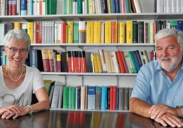 Abschied als Bezirksrichterin und Bezirksrichter nach 18 beziehungsweise zwölf Jahren: Marina Schellenberg und Otto Steinmann blicken auf eine ereignisreiche Zeit zurück. (Bild Werner Schneiter)