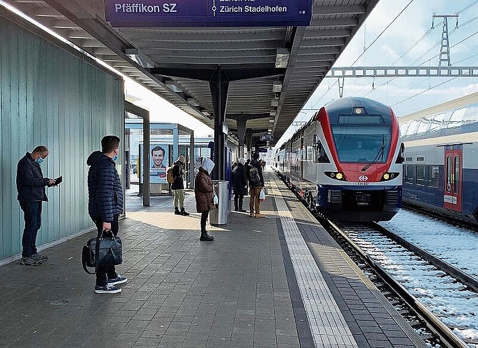 Auf dem Bahnhof Affoltern halten sich laut Google-Rezension schon mal komische Personen auf. (Bild Stefan Schneiter)
