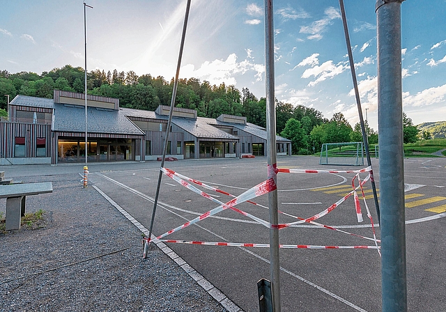 Bauprofilstangen vor der Schulanlage Pünten in Stallikon zeigen die Dimensionen des geplanten Schulhauses und der Sport-/Mehrzweckhalle. (Bild Daniel Vaia)