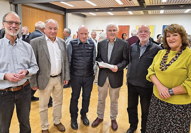 Scheidende Mitglieder und ihre Nachfolger in der Redaktionsgruppe (von links): Markus Hintermann, René Tobler, Hannes Zaugg, Hans-Ulrich Meier, Fredi Räber und GGA-Vizepräsidentin Iris Geissbühler.  (Bild Werner Schneiter)