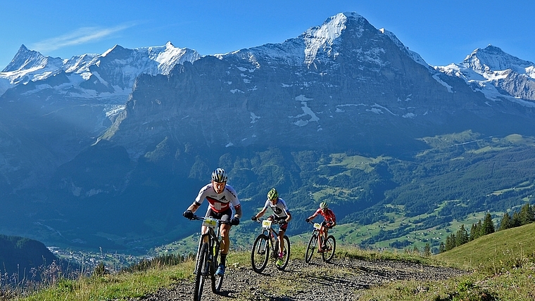Urs Huber (vorne) erreichte das Ziel der Eiger Bike Challenge trotz Sturz zum sechsten Mal als Sieger. (Bild Martin Platter)