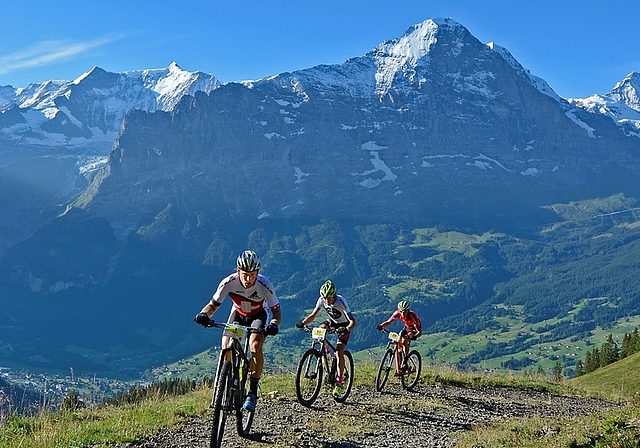 Urs Huber (vorne) erreichte das Ziel der Eiger Bike Challenge trotz Sturz zum sechsten Mal als Sieger. (Bild Martin Platter)
