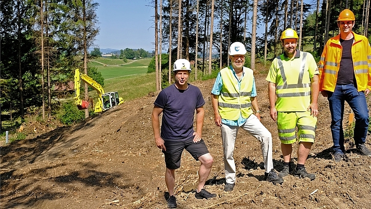 Spatenstich für das neue Reservoir im Husertal. Von links: Markus Wyss, Präsident der Wasserversorgungsgenossenschaft Kappel, Thomas Hunziker, Projektleiter der Gemeinde Hausen, Brunnenmeister Manuel Schneiter und Bauleiter Tibor Enderes. <em>(Bild