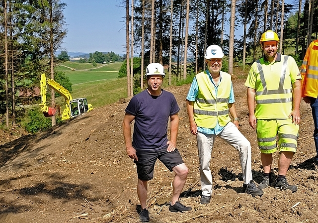 Spatenstich für das neue Reservoir im Husertal. Von links: Markus Wyss, Präsident der Wasserversorgungsgenossenschaft Kappel, Thomas Hunziker, Projektleiter der Gemeinde Hausen, Brunnenmeister Manuel Schneiter und Bauleiter Tibor Enderes. <em>(Bild
