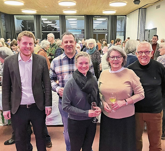 Gemeinderat inmitten der Gästeschar. Von links: Gemeindeschreiber Dominik Pfefferli, Marco Santi, Sarah Willimann, Katrin Röthlisberger und Peter Gretsch.