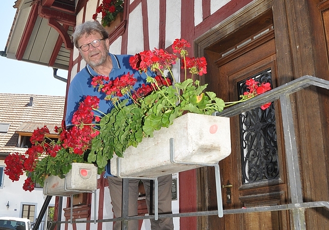 Abschied nach 28 Jahren Behördentätigkeit in Maschwanden: Christian Gabathuler vor dem Gemeindehaus. (Bild Werner Schneiter)