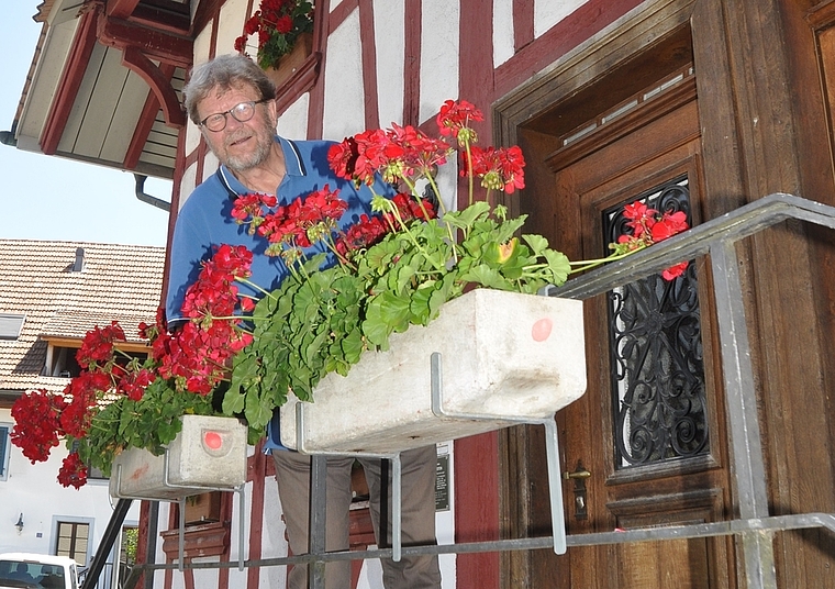 Abschied nach 28 Jahren Behördentätigkeit in Maschwanden: Christian Gabathuler vor dem Gemeindehaus. (Bild Werner Schneiter)