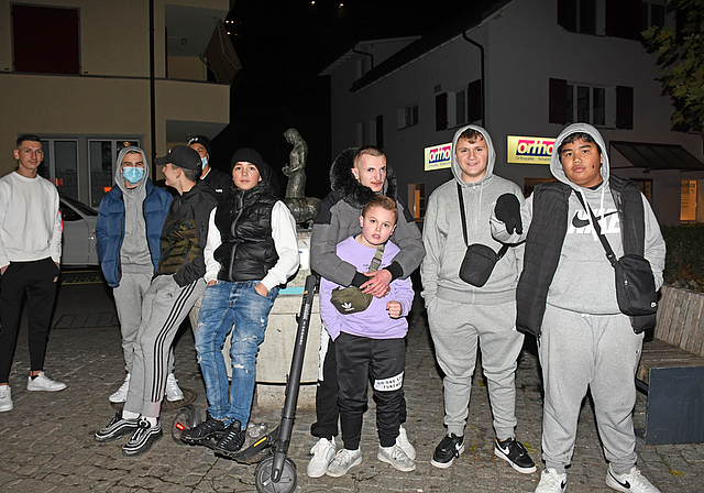 Die Jungs-Clique vor dem «Säulibrunnen» in Affoltern. Junge Frauen waren an jenem Freitagabend auf den Strassen kaum anzutreffen. (Bilder Livia Häberling)