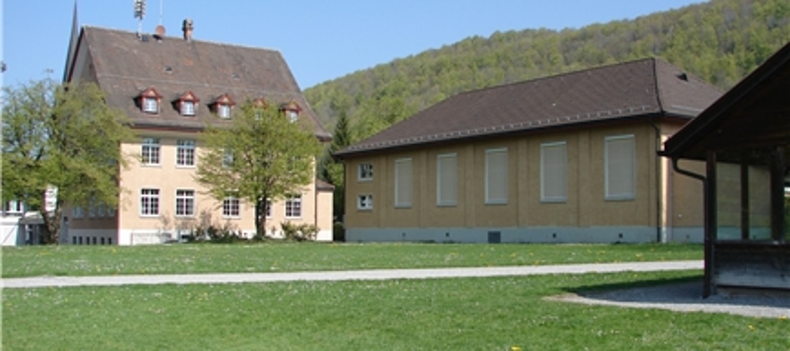Das Schulgebäude in Hausen.