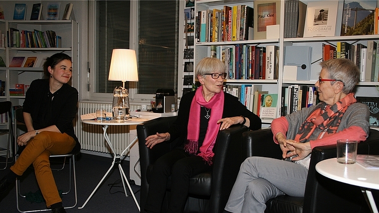 Corinne Rufli (links) kann gut zuhören – und Gespräche auch mit grosser Zuwendung und Empathie lenken. Eva Schweizer und Karin Rüegg (rechts) leben ihre Beziehung seit über 35 Jahren intensiv, lebendig und voller Liebe. (Bild rz)