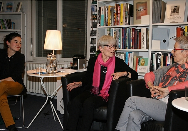 Corinne Rufli (links) kann gut zuhören – und Gespräche auch mit grosser Zuwendung und Empathie lenken. Eva Schweizer und Karin Rüegg (rechts) leben ihre Beziehung seit über 35 Jahren intensiv, lebendig und voller Liebe. (Bild rz)
