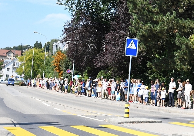 Während des Marsches hielten sich die Teilnehmenden an den Händen. Die Strasse betraten die Demonstrierenden nicht – die Kundgebung verlief ohne Zwischenfälle.