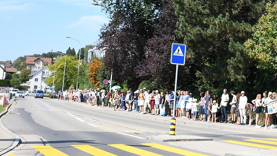 Während des Marsches hielten sich die Teilnehmenden an den Händen. Die Strasse betraten die Demonstrierenden nicht – die Kundgebung verlief ohne Zwischenfälle.
