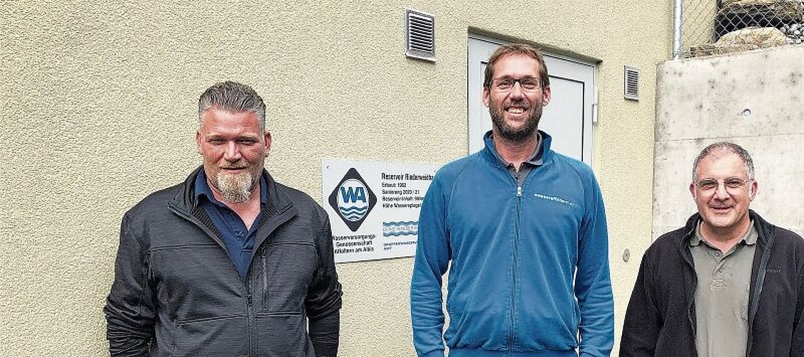 Vor dem frisch sanierten Reservoir Rinderweidhau, von links: André Herrmann, Präsident WVA, mit Betriebsleiter David Nietlispach und Renato Vincenti von der Gruppenwasserversorgung. (Bilder Thomas Stöckli)