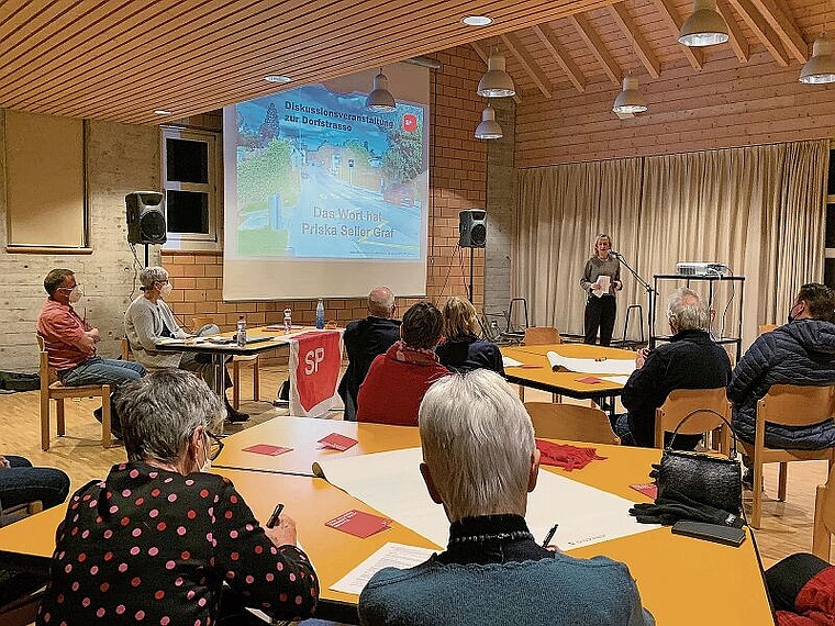 SP-Nationalrätin Priska Seiler Graf (rechts, vor dem Mikrofon) war am Anlass als Gast eingeladen. Vorne links im Bild sind Maria Kapossy und Rolf Vollenweider, welche die SP Obfelden in einem Co-Präsidium leiten, zu sehen. (Bild Livia Häberling)