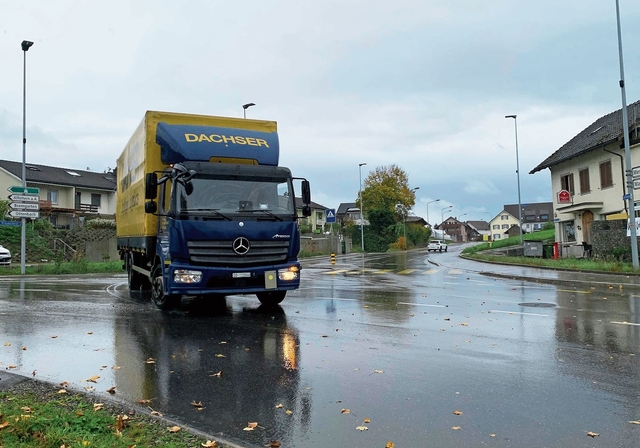 Trotz Umfahrungsstrasse ist die Durchfahrt durch Obfelden nach wie vor schneller, weil die flankierenden Massnahmen noch nicht umgesetzt sind. Blick auf den Dorfeingang im Süden. (Bild Livia Häberling)