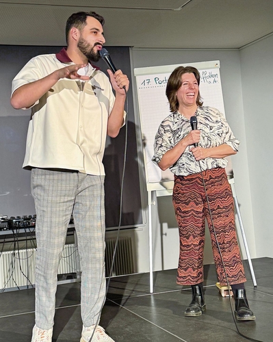 Jeremy Chavez, neuer Moderator von Poetry-Slam Affoltern mit seiner Vorgängerin und aktuellen Vorgängerin Rhea Seleger.