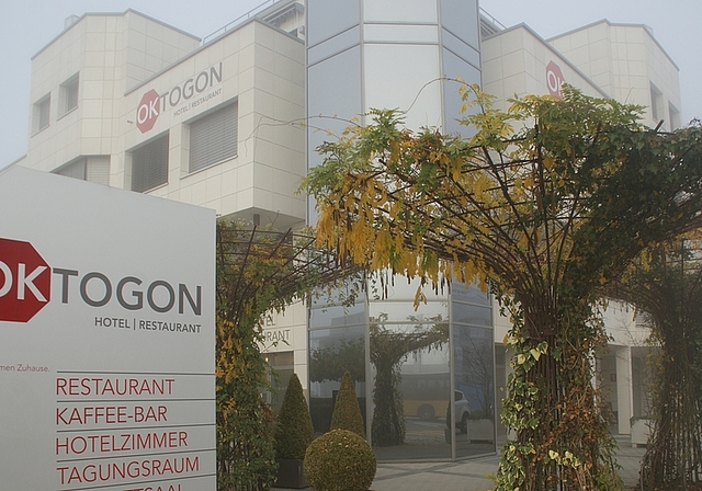 Der Nebel ums «Oktogon» am Bahnhof Bonstetten lichtet sich. Die Planung sieht in erster Linie Büros statt Hotelzimmer vor, aber auch einen kleinen Gastro-Teil. (Bild Thomas Stöckli)