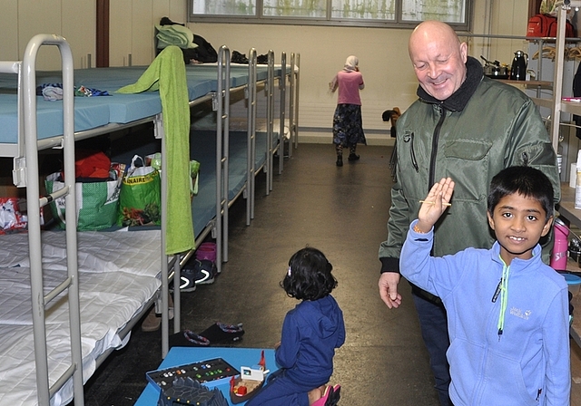 Trotz schwieriger Umstände das Lachen nicht verlernt. Primus Kaiser mit Flüchtlingskindern in der Bonstetter Militärunterkunft. (Bild Werner Schneiter)