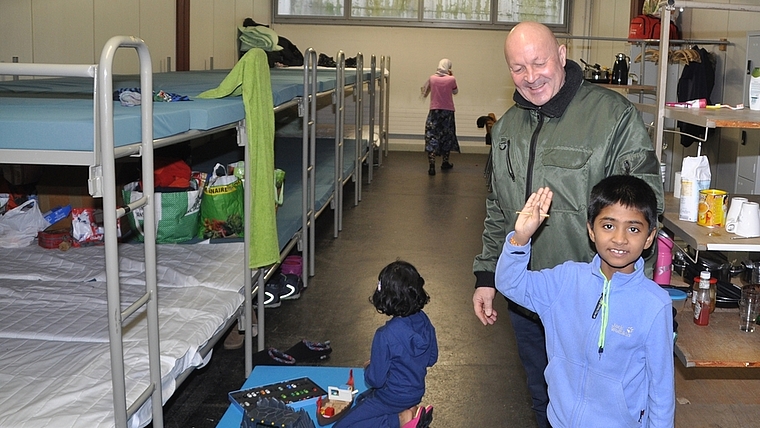 Trotz schwieriger Umstände das Lachen nicht verlernt. Primus Kaiser mit Flüchtlingskindern in der Bonstetter Militärunterkunft. (Bild Werner Schneiter)