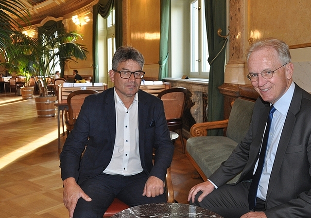 Die beiden Vertreter aus dem Säuliamt in der Wandelhalle des Bundeshauses: Hans-Ulrich-Bigler (rechts) und Martin Haab. <em>(Bild Werner Schneiter)</em>
