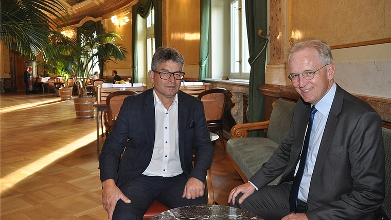 Die beiden Vertreter aus dem Säuliamt in der Wandelhalle des Bundeshauses: Hans-Ulrich-Bigler (rechts) und Martin Haab. <em>(Bild Werner Schneiter)</em>