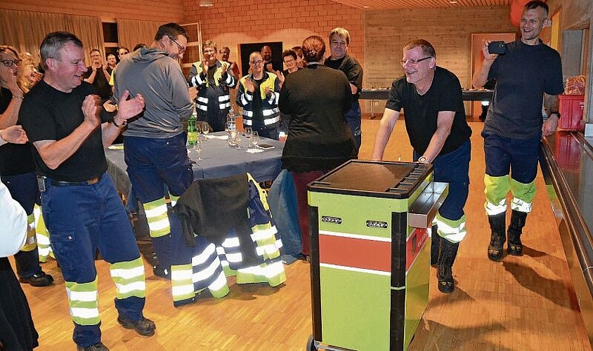 Von den Kameraden gabs für den passionierten Handwerker einen edlen Werkzeugwagen – stilecht lemonfarben und mit Blaulicht-Blitzleuchten. (Bilder Thomas Stöckli)
