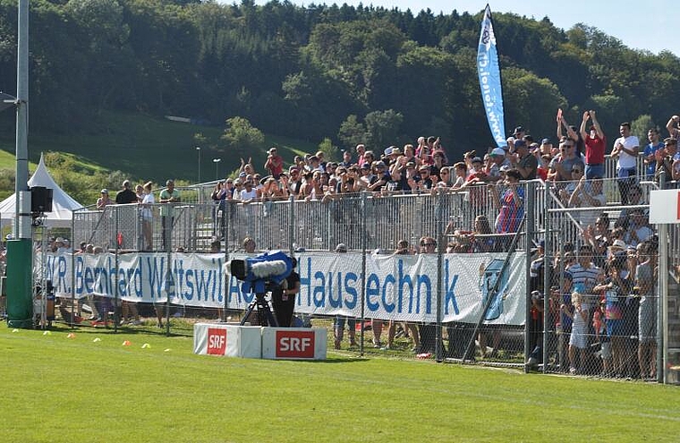 Auch beim Cupspiel 2017 gegen Basel wurden zusätzliche Tribünen erstellt und auch das Schweizer Fernsehen SRF musste die Infrastruktur platzieren. (Bild Kaspar Köchli)