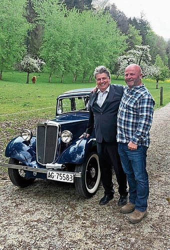 Pitsch Schmid (rechts) kutschierte Kari Burkard standesgemäss mit seinem Morris-Oldtimer 
nach Schwamendingen. (Bild Marion Huber)