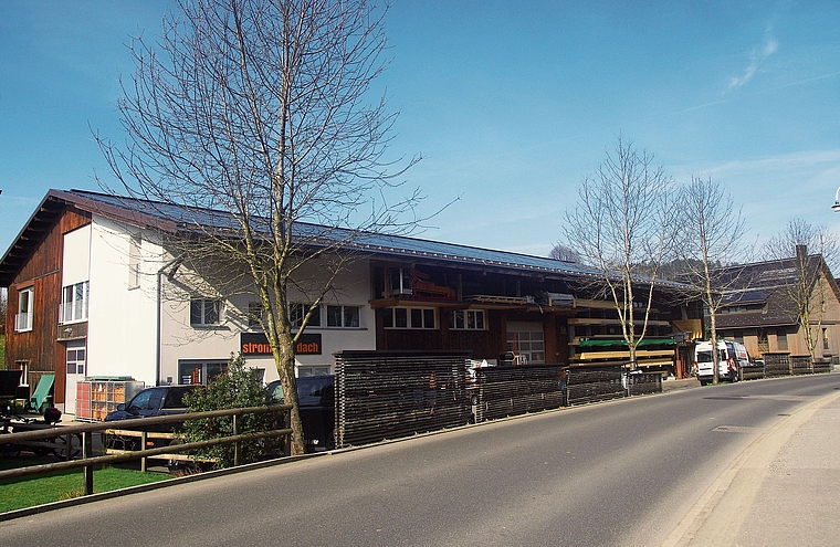 Gewerbebetriebe wie jener der Salamon AG (Holzbau, Zimmerei und Dachdeckerei) können dank der neuen Bau- und Zonenordnung (BZO) im Dorf bleiben, ohne mit teuren Lärmschutzmassnahmen rechnen zu müssen. (Bild Daniel Koch)