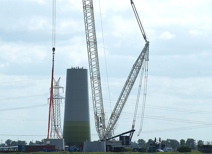 Grosse Windkraftanlagen erfordern schweres Gerät für den Aufbau, hier eine Baustelle in Ostfriesland vor einigen Jahren. Grosse Windkraftanlagen erfordern schweres Gerät für den Aufbau, hier eine Baustelle in Ostfriesland vor einigen Jahren.