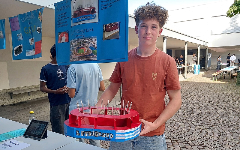 Elia Streiff mit seinem Modell des Stadions Letzigrund. (Bilder Marcus Weiss) Elia Streiff mit seinem Modell des Stadions Letzigrund. (Bilder Marcus Weiss)