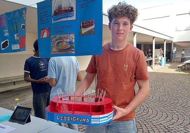Elia Streiff mit seinem Modell des Stadions Letzigrund. (Bilder Marcus Weiss)
