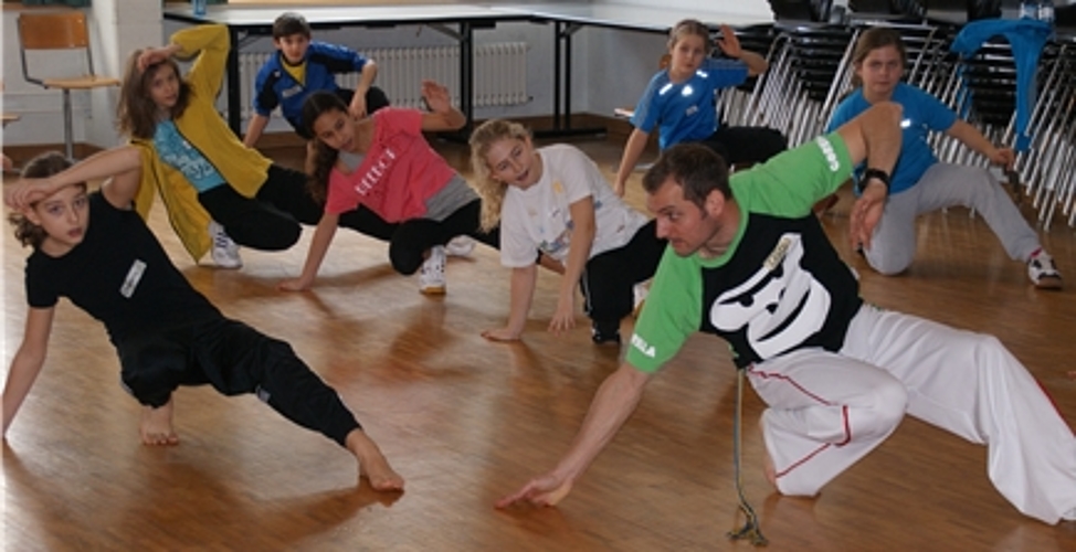Mischung aus Tanz, Kampf und Spiel: «Gorilla»-Instruktor Lars zeigt, wie Capoeira funktionniert. (Bilder Thomas Stöckli)