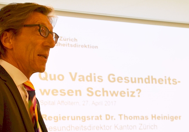 Quo Vadis? Gesundheitsdirektor Thomas Heiniger gab im Affoltemer Mehrzwecksaal vor allem auf finanzielle Fragen Antworten. (Bild Thomas Stöckli)