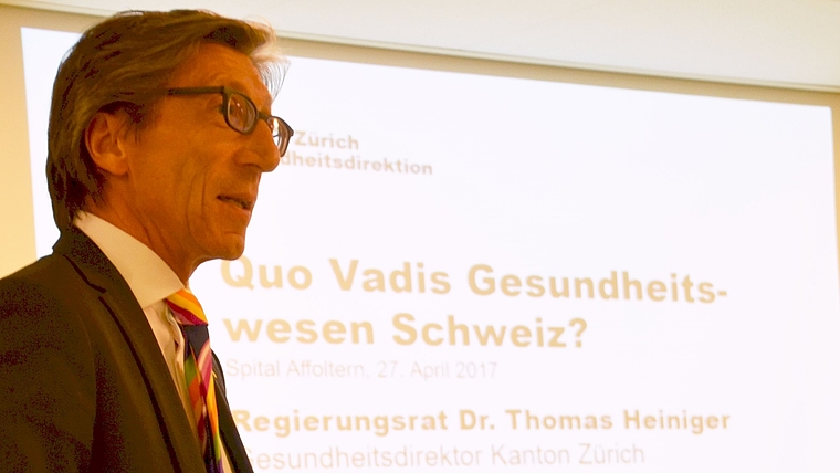 Quo Vadis? Gesundheitsdirektor Thomas Heiniger gab im Affoltemer Mehrzwecksaal vor allem auf finanzielle Fragen Antworten. (Bild Thomas Stöckli)