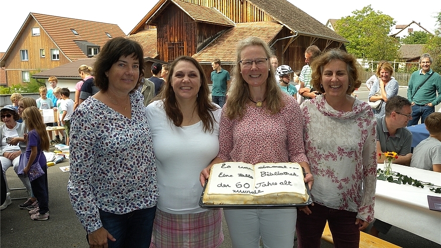 Das Bibliotheksteam mit der selber gebackenen Jubiläumstorte. Von links: Jacqueline Angehrn, Amy Charles, Ulrike Rudow und Conny Hofmann.<em> (Bilder Marianne Voss)</em>