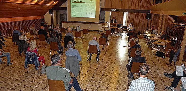 Gemeindeversammlung in der Stampfi Knonau mit viel Abstand. (Bild Marianne Voss)