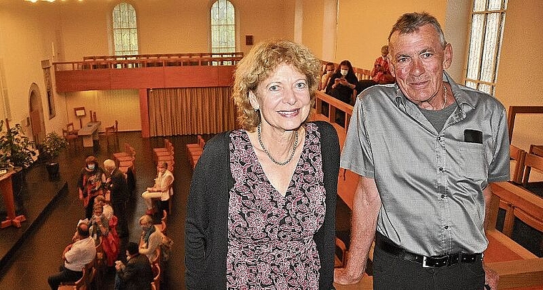 Zum Abschied als Präsidentin der Arbeitsgruppe Neujahrsblätter ein Gutschein für den Besuch im Hermann-Hesse-Museum im Tessin: Marianne Voss und GGA-Präsident Georges Köpfli. (Bild Werner Schneiter)
