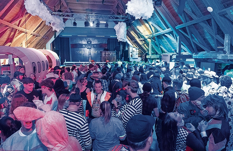 Am Freitag fand der Maskenball im Gemeindesaal Kappel unter dem Motto «Säuli-Airport» statt. (Bilder Nico Ilic) Am Freitag fand der Maskenball im Gemeindesaal Kappel unter dem Motto «Säuli-Airport» statt. (Bild Nico Ilic)