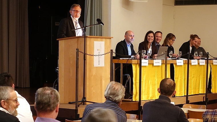 Ruhige Gemeindeversammlung in Bonstetten unter der Leitung von Gemeindepräsident Erwin Leuenberger (am Rednerpult). Lachend: Finanzvorsteherin Arianne Moser-Schäfer. <em>(Bild Martin Platter)</em>