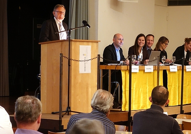 Ruhige Gemeindeversammlung in Bonstetten unter der Leitung von Gemeindepräsident Erwin Leuenberger (am Rednerpult). Lachend: Finanzvorsteherin Arianne Moser-Schäfer. <em>(Bild Martin Platter)</em>