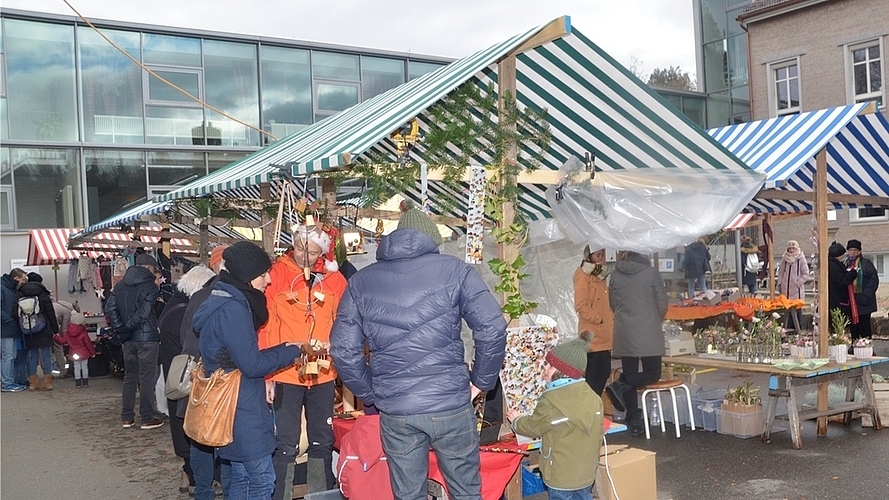 Stimmiger Ort und weihnachtliche Atmosphäre: Weihnachtsmärt in Hausen. Stimmiger Ort und weihnachtliche Atmosphäre: Weihnachtsmärt in Hausen.