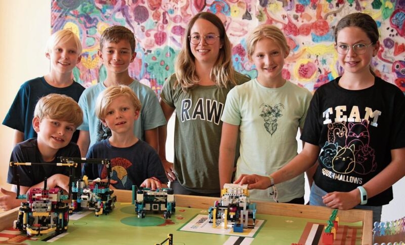 Sie alle sind überzeugte Roboter-Bauer (vorne links): Alec Bergagård und Felix Schank. Hintere Reihe: Florian Schank, Gian-Andrea Veraguth, Lehrerin Stephanie Betschart, Anja Wunderli und Timea Gyenge. (Bilder Florian Hofer)