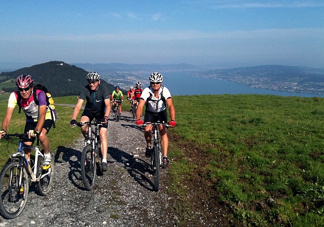 Die Aktiven des Gentlemen-Radclubs Amt auf dem Weg ins Wäggital mit Zürichsee, Etzel und Pfannenstiel im Hintergrund.

