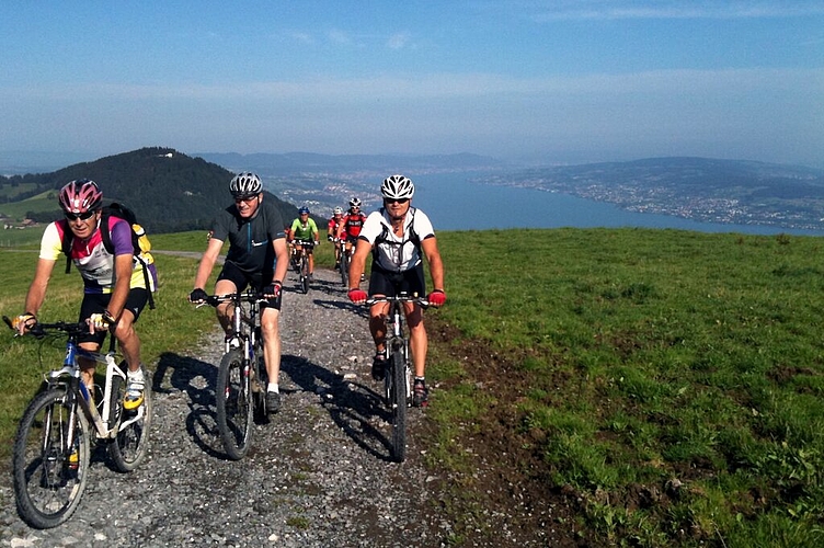 Die Aktiven des Gentlemen-Radclubs Amt auf dem Weg ins Wäggital mit Zürichsee, Etzel und Pfannenstiel im Hintergrund.
