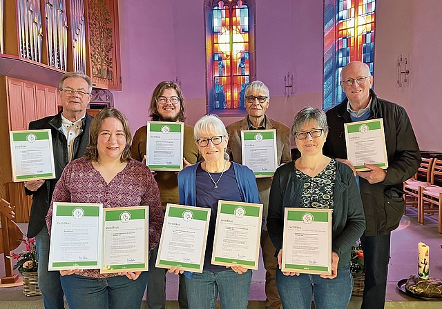 Neun Urkunden für die neun Kirchenorte. Mitglieder der Umweltkommission und Prisca Risold (rechts vorne) mit den Zertifikaten «Grüner Güggel». (Bild Marianne Voss)